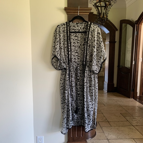 NISSE Kimono Black and white Size US 6
